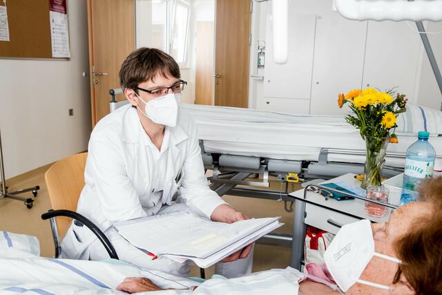 Primar Florian Roitner, Leiter der Inneren Medizin Zwei am Krankenhaus Braunau, im Gespräch mit einer Patientin. | Foto: Krankenhaus Braunau 