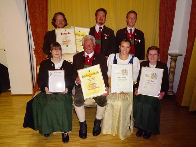 Die geehrten und ausgezeichneten Mitglieder der Musikkapelle Aurach mit Obmann Andreas Krepper und dem neuen Kapellmeister Christian Erber (hinten rechts)  | Foto: Gernot Schwaiger