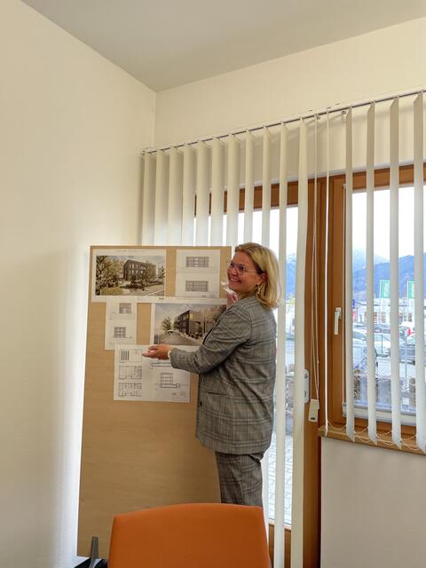 Elke Schmiderer, Regionalleiterin des Hilfswerk Pinzgau freut sich auf die neuen Räumlichkeiten, die voraussichtlich 2023 bezogen werden können. | Foto: Sarah Braun