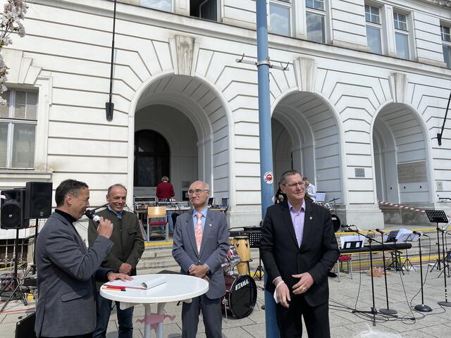 Bezirksvorsteher Papai (rechts) und Botschafter Mizutani Akira (2.v.r) freuten sich über die Abhaltung des Festes.