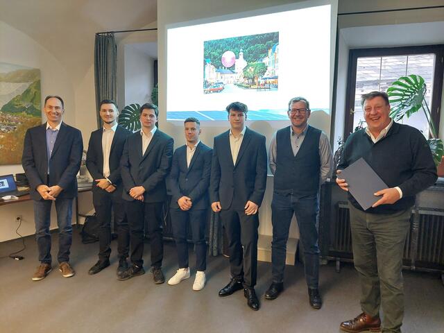 Bürgermeister Josef Jury (rechts) freut sich mit den Mitglieder des Stadt-und Gemeinderates über das Engagement der jungen Männer | Foto: Gmünd