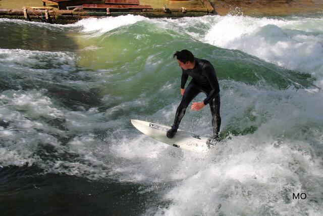Surfen auf der Eisbachwelle, München
