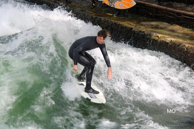 Surfen am Fluss, Eisbachwelle