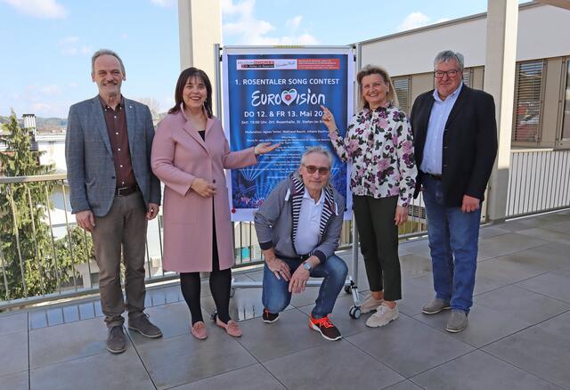 Johann Kaufmann, Agnes Totter, Gerhard Obendrauf, Waltraud Rauch und Karl Pfeiler laden zum Songcontest in die Rosenhalle. | Foto: Woche