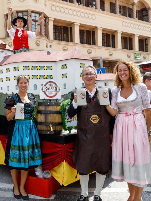 Nach zweijähriger Corona-Pause wird Kufsteins Bürgermeister Mag. Martin Krumschnabel den Bieranstich wieder am Oberen Stadtplatz vornehmen. Auch Vereinsobfrau Gudrun Windhager (re.) sowie Birgit Berger (Standortmarketing) blicken dem Kaiserfest mit Freude entgegen. | Foto: Thomas Steinlechner