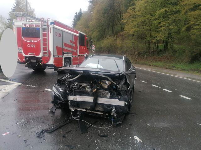 An den Unfallfahrzeugen entstand erheblicher Sachschaden. | Foto: FF Deutschfeistritz