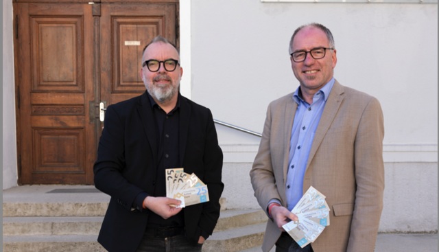 "Mit dem Kelten-Ero wird die regionale Wirtschaft gestärkt und auch wichtige Ausbildungs- und Arbeitsplätze in der Region gesichert", sind sich TVB Chef Rainer Candido (v.l.) und Bürgermeister Alexander Stangassinger einig.  | Foto: TVB Hallein - Bad Dürrnberg