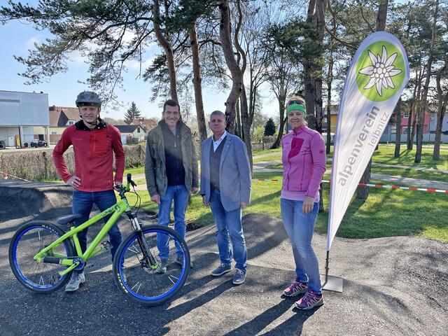 Freuen sich bereits auf die Eröffnung des Bikeparks (v.l.): Stefan Bicherl, Bgm. Peter Stradner, Vizebgm. Ferdinand Weber und Alexandra Wogg. | Foto: Waltraud Fischer