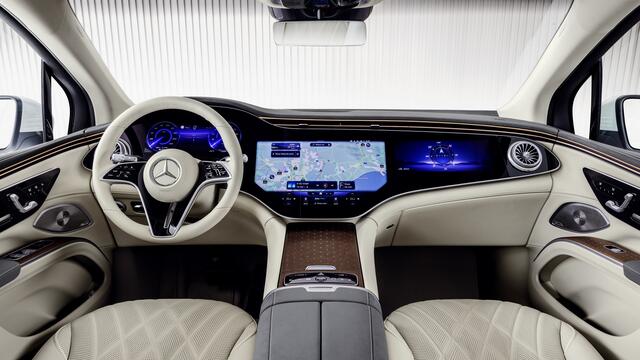 Schon bald folgt der Mercedes-Benz EQS SUV als drittes vollelektrisches Modell im Top-Segment auf die Luxuslimousine EQS und die Business-Limousine EQE.