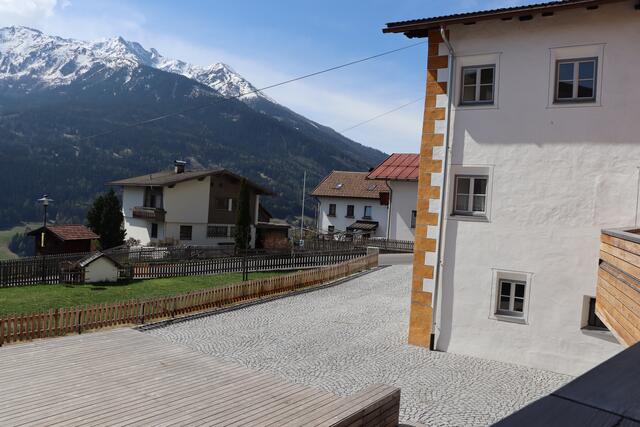 Zum Projekt gehören auch der Spielplatz und der Festplatz vor dem Widum, welcher multifunktional genutzt werden kann. | Foto: Siegele