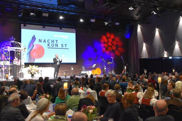 Bei der Nacht der Kunst werden außergewöhnliche Werke in Kunst und Kultur in einem feierlichen Rahmen gewürdigt und prämiert. Bgm. Martin Krumschnabel begrüßte dazu ebenfalls.  | Foto: Barbara Fluckinger