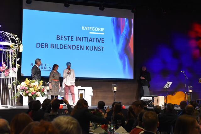 Freuten sich über die Auszeichnung: Die Initiatorinnen der "Tage der offenen Ateliers", Thea Barth und Carolin Labek bekamen den Preis für die beste Initiative der Bildenden Kunst.  | Foto: Barbara Fluckinger