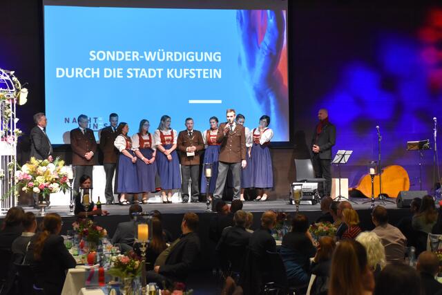 Kapellmeister Christoph Mayr bedankte sich für den Spezialpreis "Sonder-Würdigung durch die Stadt Kufstein".  | Foto: Barbara Fluckinger