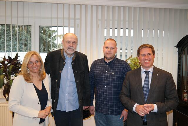 Raggl-Mühlberger (l.) und Rabl (r.) bei Dorner-Mayer Elektrik. | Foto: Stadt Wels