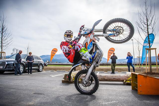 Die Stuntshow des österreichischen Hard Enduro- und Trail-Fahrers Dieter Rudolf am Vorplatz sorgt am 14. und 15. Mai für einen Adrenalinkick. | Foto: KTM