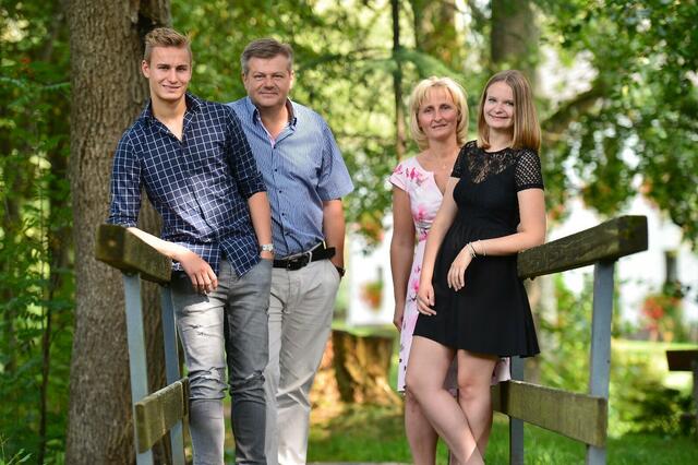 Die Familie Trenda aus St. Oswald zeigt vor, wie man für mehr Nachhaltigkeit im Unternehmensalltag sorgen kann.  | Foto: JW OÖ