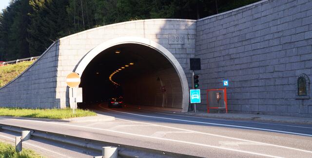 Zwischen Montag, 25. April und Freitag, 29. April wird B311 Pinzgauer Straße im Bereich des Schönbergtunnels in der Gemeinde Schwarzach zwischen 19 Uhr abends und 5 Uhr Früh komplett gesperrt sein. | Foto: Julia Hettegger