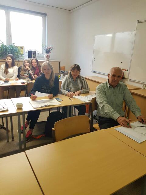 Geflüchtete Menschen aus der Ukraine lernen Deutsch. | Foto: Lerntafel
