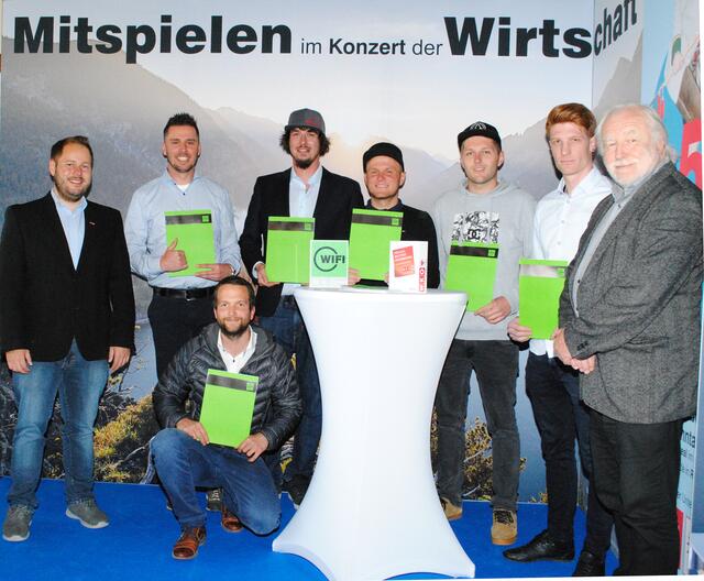Die Trainer Simon Volderauer 1.v.l. und Bruno Dengg 1.v.r. gratulierten den Absolventen zur bestandenen Unternehmerprüfung. Mit dem erlernten Know-how sind sie bestens gerüstet für ihre künftigen Aufgaben.  | Foto: WKO Reutte