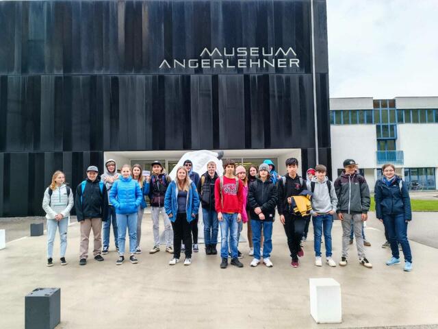 Die 4a der Welterbe MS Bad Goisern vor dem Museum Angerlehner