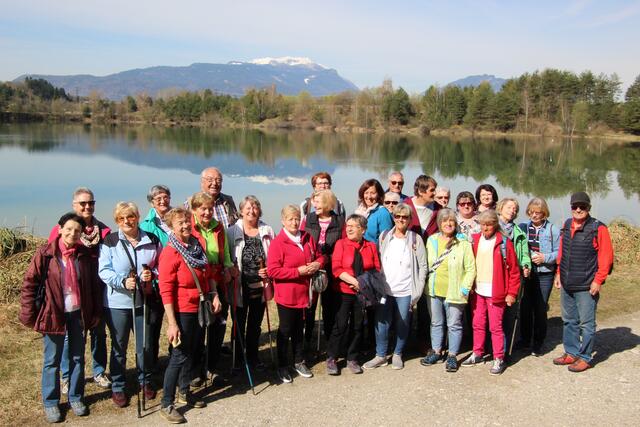 Die Damen und Herren der Ortsgruppe Laboisen vor dem idyllische Silbersee.  | Foto: Privat