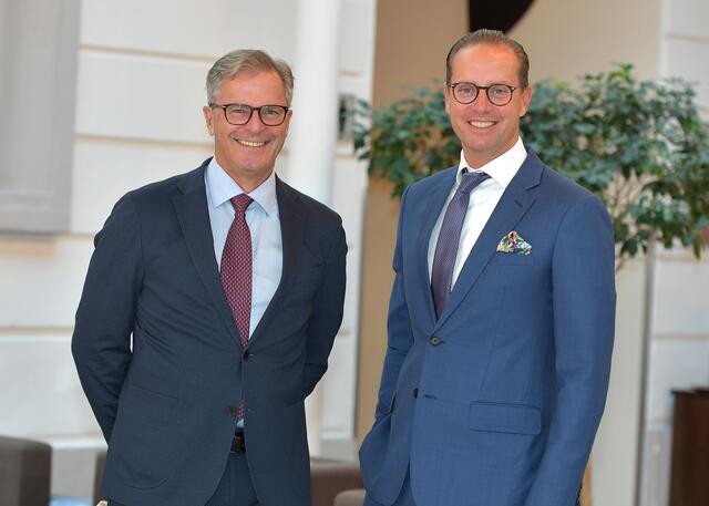 Die Notare Erfried Bäck, Präsident der
Notariatskammer Kärnten und Werner Stein, Vizepräsident (re.). | Foto: Studiohorst
