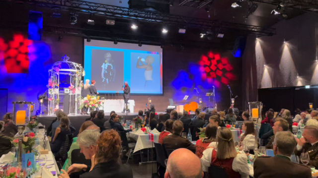 Die Kufsteiner Künstlerin Nada Dietel konnte sich den Preis für das beste Werk der Bildenden Kunst sichern.  | Foto: Barbara Fluckinger