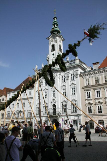 Der Maibaum wird nur bei Schönwetter aufgestellt. Bei Regen besteht auf den Pflastersteinen des Stadtplatzes höchste Rutschgefahr. | Foto: Stadtmarketing Steyr (Archivbild)