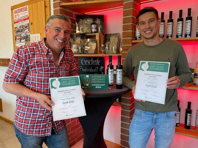 Reinhard und Daniel Wölkart mit ihren aktuellen Gold-Auszeichnungen im "Pipifein" | Foto: Almer