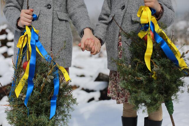 Die Familien haben auch am örtlichen Brauch teilgenommen. | Foto: Privat