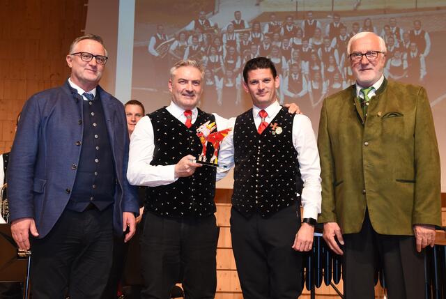 Die Trachtenkapelle Molzbichl ist der Preisträger des Rudolf Kummerer Würdigungspreises 2022. Der Obmann des Kärntner Blasmusikverbandes Horst Baumgartner (links) freute sich den Preis an die Vertreter der Kapelle im Rahmen der Gala überreichen zu können.  | Foto: Kärntner Blasmusikverband