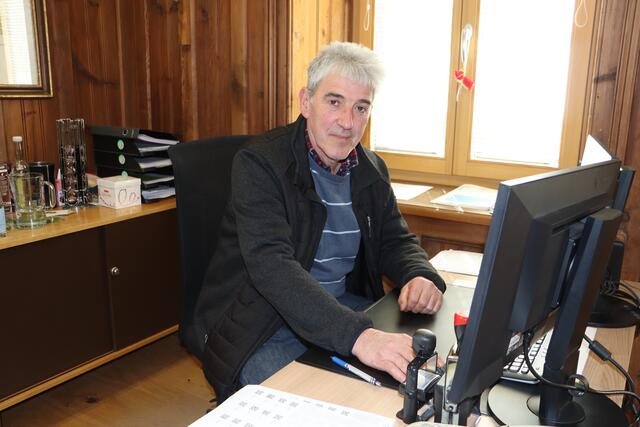 Der Stanzer Bürgermeister Ferdinand Beer informiert zu aktuellen Vorhaben in der Gemeinde. | Foto: Siegele