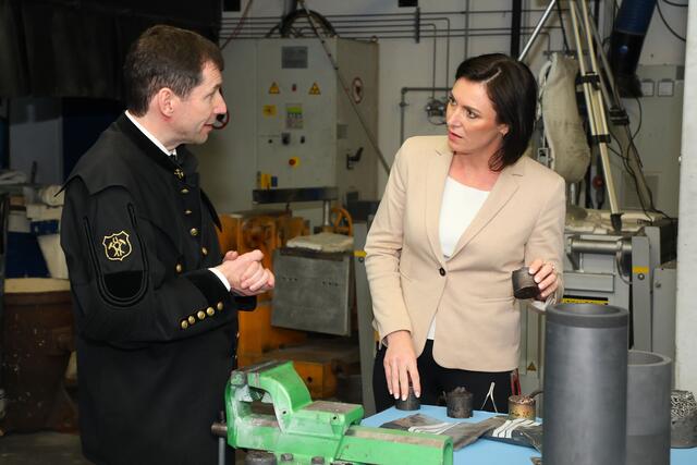 Universitätsprofessor Helmut Antrekowitsch erläuterte Bundesministerin Elisabeth Köstinger, wie aus Methangas durch die sogenannte Pyrolyse Kohlenstoff und Wasserstoff abgespalten werden. | Foto: Freisinger/Armin Russold