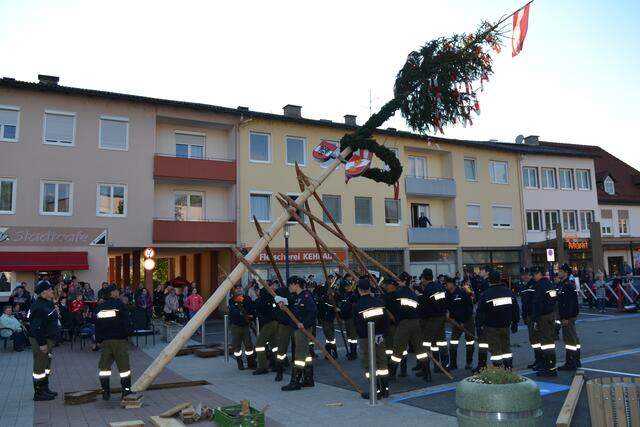 Maibaumaufstellen in St. Andrä
