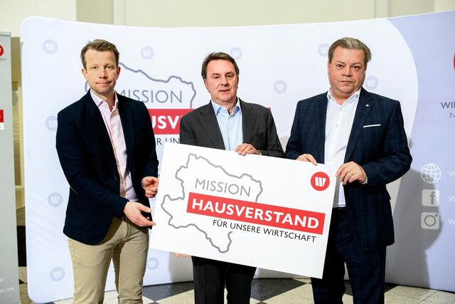 Studienleiter DDr. Paul Eiselsberg vom IMAS Institut, Wirtschaftsbund Landesgruppenobmann WKNÖ Präsident Wolfgang Ecker und Wirtschaftsbund NÖ Direktor Harald Servus präsentieren die „Mission Hausverstand“ des Wirtschaftsbundes Niederösterreich.  | Foto: WBNOE/Imre Antal