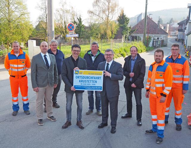 Daniel Steiner (Straßenmeisterei Krems), Georg Härtinger MSD MA (GGR in Paudorf), Paul Fink (GR in Paudorf), Martin Rennhofer (Bgm. von Paudorf), Peter Heindl (Leiter der Straßenmeisterei Krems), Landesrat Ludwig Schleritzko, DI Rainer Hochstöger (Leiter der NÖ Straßenbauabteilung Krems), Christoph Frühwirth und Rene Waldschütz (beide Straßenmeisterei Krems). | Foto: NÖ STD Mühlbachler
