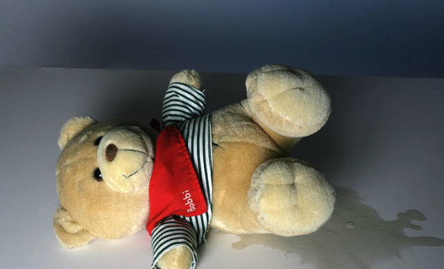 Bei Kinder unter fünf Jahren wird nächtliches Einnässen als normal betrachtet, tritt es in den Jahren danach auf, sollte eine ärztliche Abklärung und Behandlung in Erwägung gezogen werden.