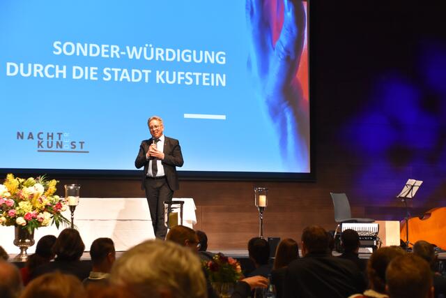 Bürgermeister Martin Krumschnabel vergab den Preis für die Sonder-Würdigung der Stadt an die Stadtmusikkapelle Kufstein. | Foto: Barbara Fluckinger