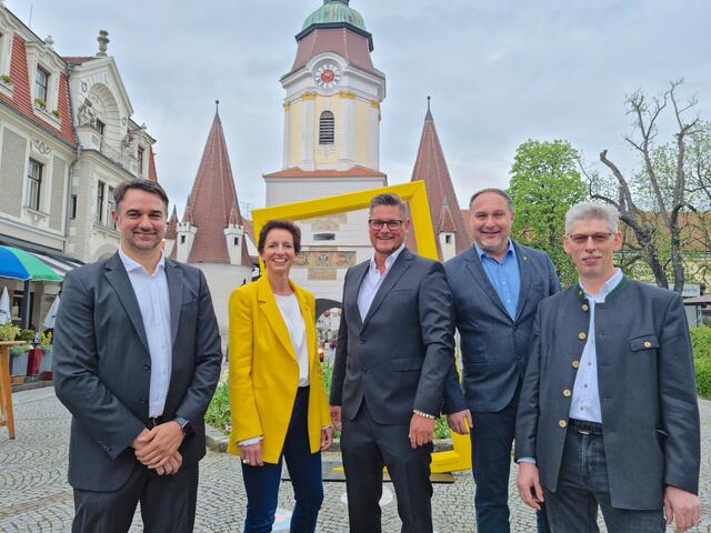 NiK – NEOS in Krems: Peter Hauswirth (Listenplatz 2), NEOS-Landessprecherin Indra Collini, Dominic Heinz (Listenplatz 1), Robert Simlinger (Listenplatz noch zu bestimmen), Adi Krumbholz (Listenplatz noch zu bestimmen)  | Foto: Hirschmann