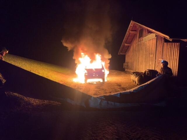 Das Fahrzeug geriet in Vollbrand und wurde gelöscht. Verletzt wurde niemand.  | Foto: ZOOM-Tirol