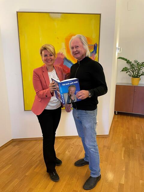 Stadträtin Sandra Wassermann und Autor und Journalist Arno Wiedergut mit seinem neuen Buch.  | Foto: Büro SR Wassermann
