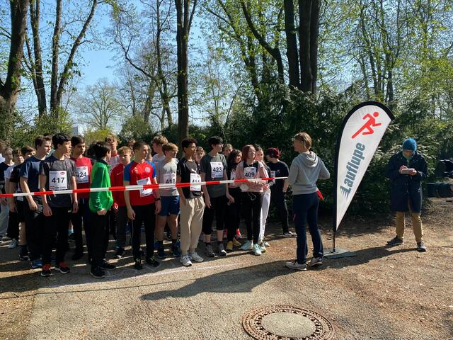 Vor dem Start gab's noch letzte Anweisungen.  | Foto: Mary Ward Privatgymnasium &amp; ORG St. Pölten