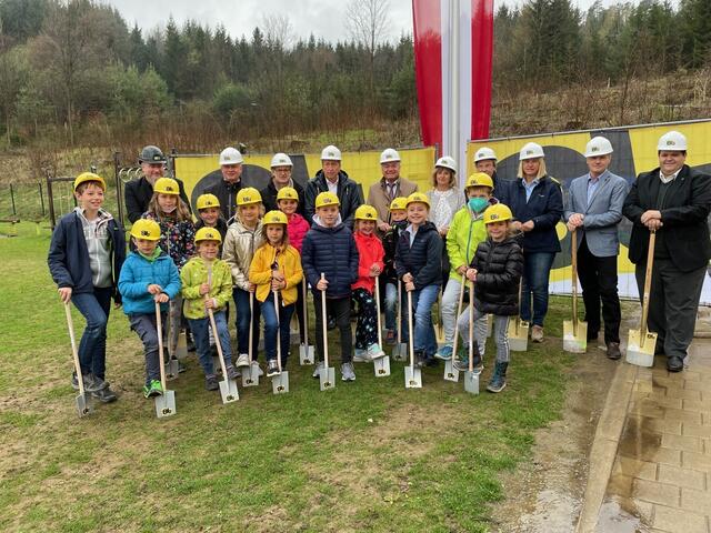 Nicht nur die Ehrengäste, in Haselsdorf-Tobelbad bekamen auch die Volksschulkinder Spaten und Bauhelm beim Spatenstich für die neue Schule. | Foto: Gemeinde