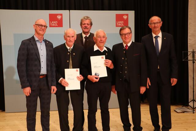 Gemeinde Flirsch: Bgm. Roland Wechner (li.) mit den Geehrten Hermann Huter und Ludwig Sigl. Im Bild mit BH Markus Maaß, LH Günther Platter und LR Toni Mattle. | Foto: Siegele