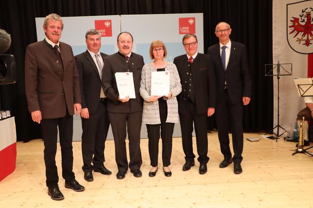 Gemeinde Pians: Bgm. Harald Bonelli (2.vli.) mit den Geehrten Priska Monz und DI Dr. Stephan Prantauer. Im Bild mit BH Markus Maaß, LH Günther Platter und LR Toni Mattle. | Foto: Siegele
