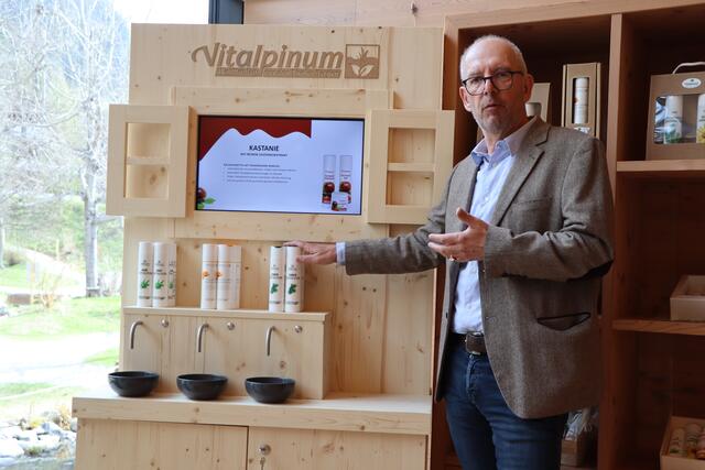 Geschäftsführer Michael Unterweger bei einer der mobilen Sinnesstationen, die die Marke nach außen tragen sollen. | Foto: Hans Ebner