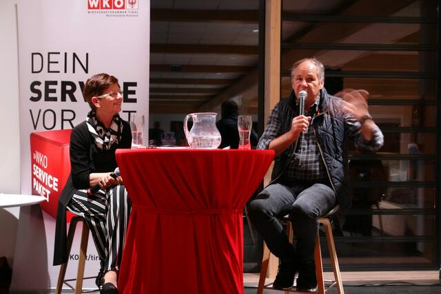 Gerhard Berger erzählte in Langkampfen über zwei Stunden lang aus seinem Leben. Die Moderation übernahm Margarethe Egger.  | Foto: Unos 93