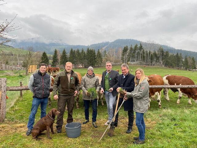 Sie suchen nach wirksamen Werkzeugen für eine klimafitte Grünlandwirtschaft. | Foto: Laura Jung