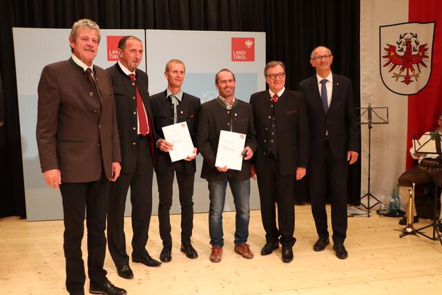 Gemeinde Kaunerberg: Bgm. Peter Moritz (2. v.li.) mit den Geehrten Andreas Achenrainer und Andreas Neuner. Im Bild mit BH Markus Maaß, LH Günther Platter und LR Toni Mattle. | Foto: Siegele