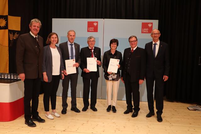 Gemeinde Pfunds: Bgm. Melanie Zerlauth (2.v.li.) mit den Geehrten Marlies Gspan, Thomas Stecher und Johann Thöni. Im Bild mit BH Markus Maaß, LH Günther Platter und LR Toni Mattle. | Foto: Siegele